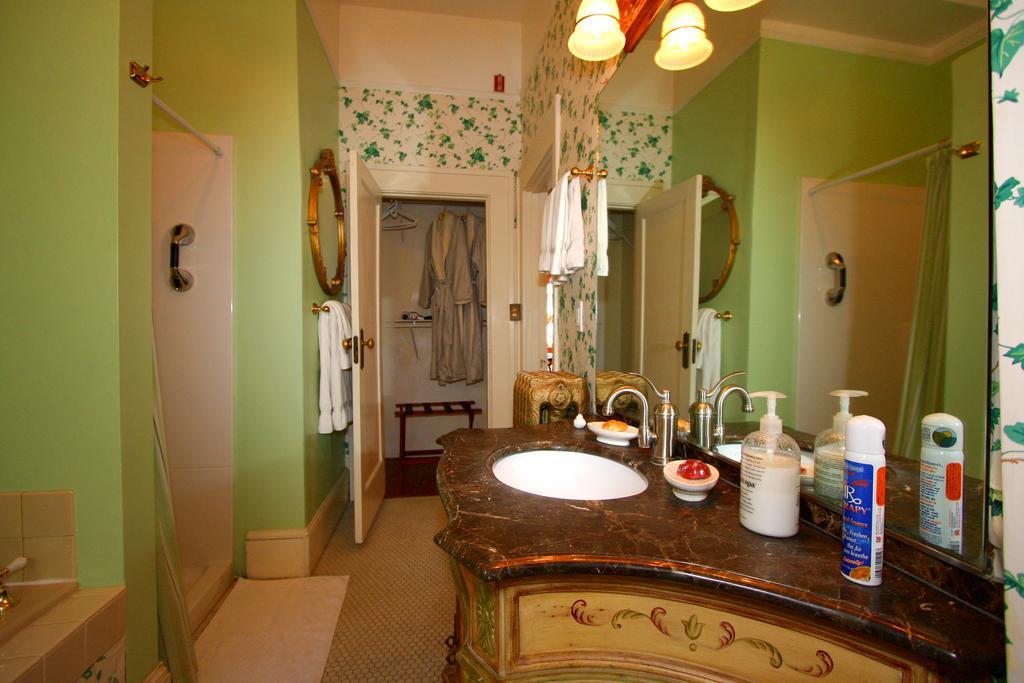 Lion And The Rose Victorian Guest House Portland Bagian luar foto