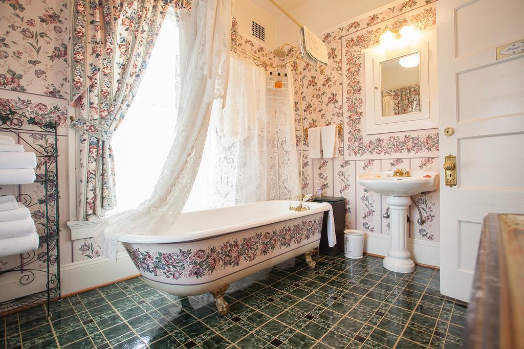 Lion And The Rose Victorian Guest House Portland Bagian luar foto