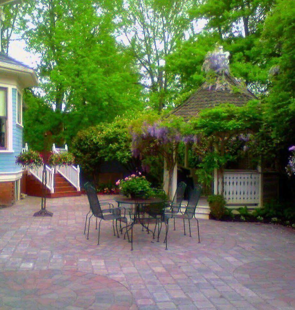 Lion And The Rose Victorian Guest House Portland Bagian luar foto