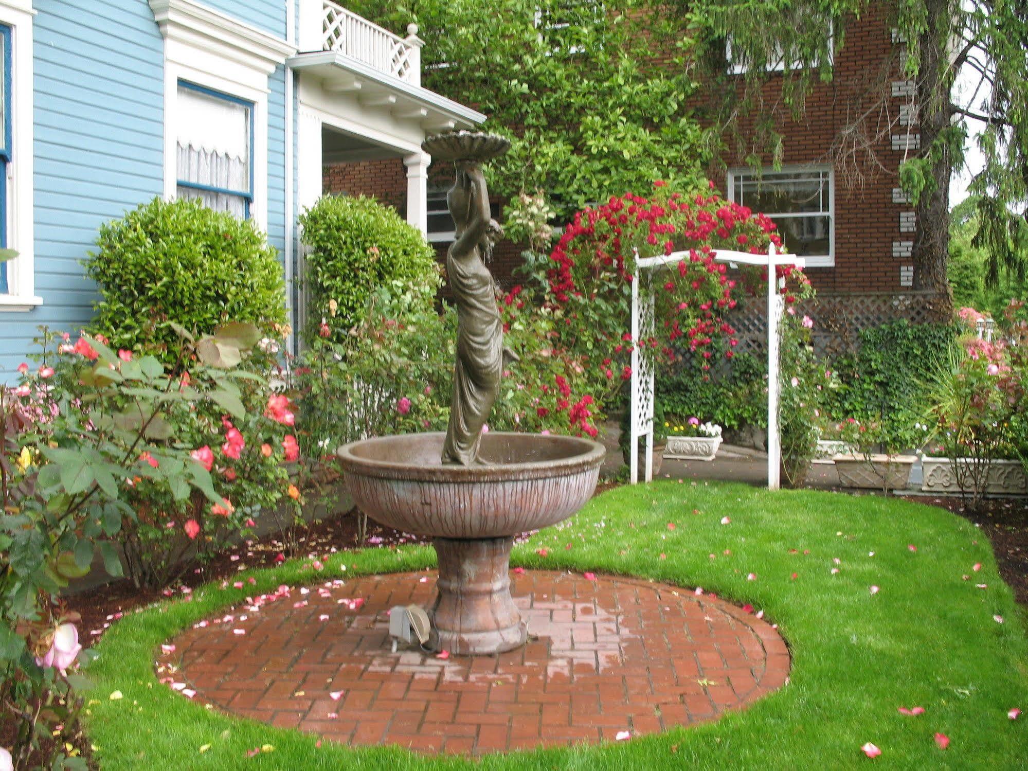 Lion And The Rose Victorian Guest House Portland Bagian luar foto